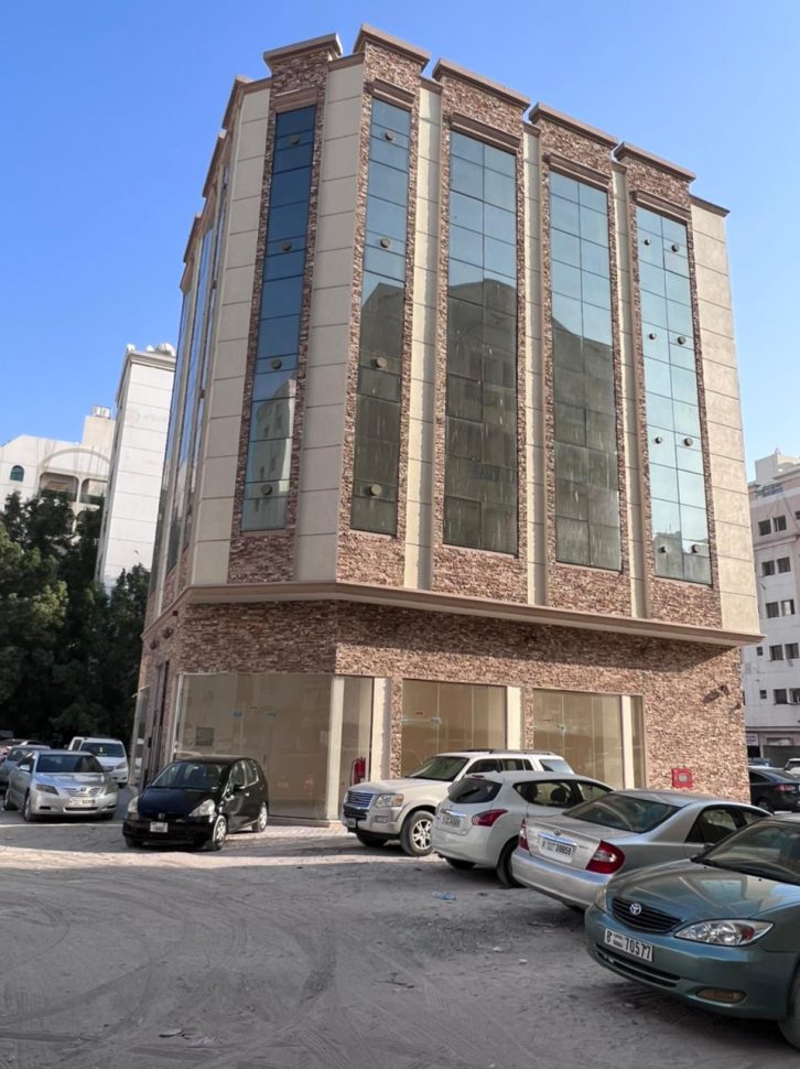 للبيع بناية جديدة بالنباعة – الشارقة أول ساكن خلف مركز المبارك شوارع اسفلت