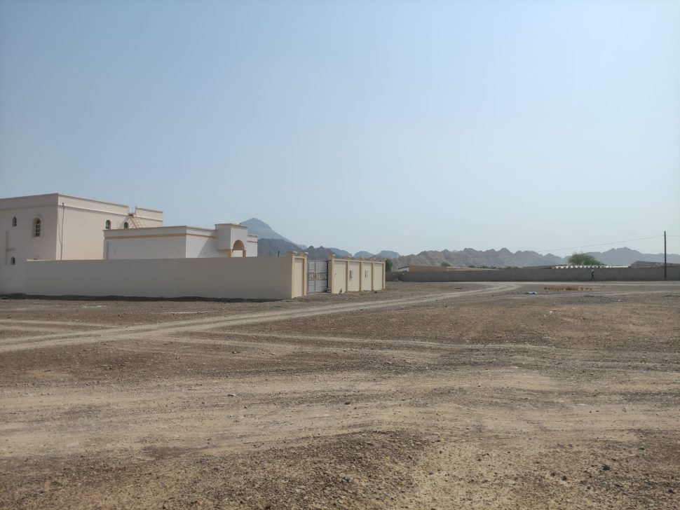 “للبيع أراضي سكنية تصريح بناء أرضي + أول في منطقة مصفوت حوض 3 – بإمارة عجمان